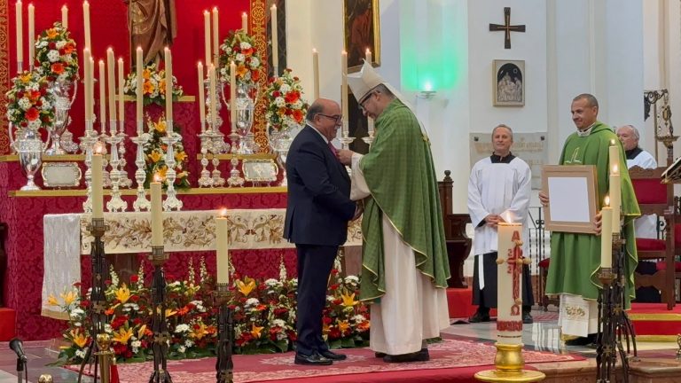 La Cofradía acompaña a D. José Ruiz Núñez en la Solemne Concesión de la Medalla Santa María de la Victoria Pro Ecclesia Malacitana 2026